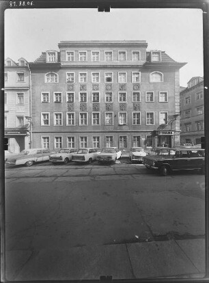 Dresden-Neustadt, Heinrichstraße 8. Wohnhaus mit Laden. Straßenfront