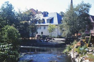 Hude: Blaues Haus, davon Zusammenfluss von Stadtarm (Trave) und Beste