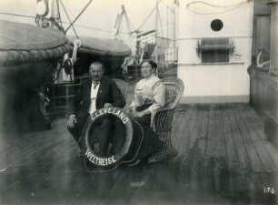 Touristenpaar in Korbmöbeln an Deck des Passagierdampfers Cleveland