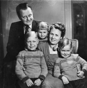 Familienporträt und Einzelaufnahmen der Kinder