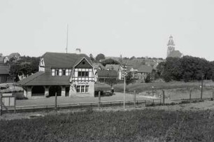 Korbach, Bahnhof : Korbach. Bahnhof Corbach Süd, Empfangsgebäude. Gleisseite gegen Pfarrkirche St. Kilian