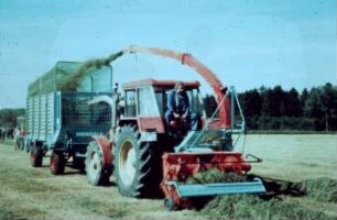 Fotografie: Ernteverfahren, Feldhäcksler angebaut, Grassilage, Umhängeverfahren, Rückfahreinrichtung
