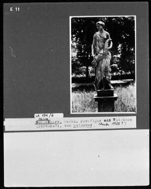Weibliche Figur mit Füllhorn