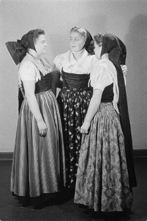 Frauen in sorbischer katholischer Tracht. : Młode žony w serbskej katolskej narodnej drasće.