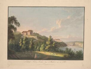Das Schloss Siebeneichen, am südlichen Elbhang in Meißen im Stadtteil Siebeneichen, Blick in nordwestliche Richtung, im Hintergrund der Burgberg mit dem Schloss von Meißen
