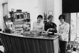 Bibliothekarinnen an ihrem Arbeitsplatz