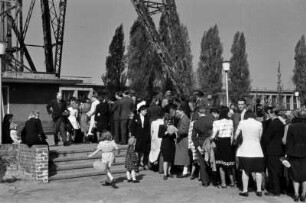 Berlin, Funkturm : Menschenansammlung vorm Berliner Funkturm