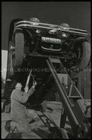 Reparatur eines deutschen Militärfahrzeuges