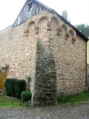 Stadtbefestigung - Ansicht im Nordwesten mit Abwinkel der Stadtmauer nach Süden - Eckbereich mit massivem Strebepfeiler und Erkerbasis auf Rundbögen