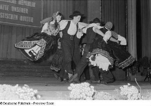 Auftritt einer Volkstanzgruppe
