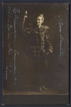 Leon Rains als Méphistophélès : Leon Rains (1870-1954; Bassist) als Méphistophélès in der Oper "Margarethe" (Faust) von Charles Gounod. Königliche Hofoper Dresden, Spielzeit 1905/1906. Fotografie, Cabinet (Fotopapier auf schwarz kaschiertem Karton mit Atelieraufdruck und Widmung) von E. Müller (Hahn Nachf.) in Dresden