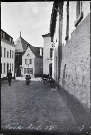 Vaals. Bergstraat mit Blick auf die ehemalige Lutherische Kirche in der Clermontplein 11