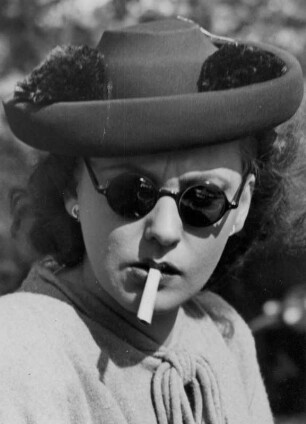 Portrait der schwedischen Schauspielerin Zarah Leander. Aufgenommen während Dreharbeiten bei der Ufa 1938