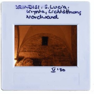 Brindisi, Kirche der Heiligen Dreifaltigkeit/ Santa Lucia : Krypta, Lichtöffnung, Nordwand