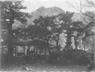 Tempelanlage : Blick durch den Garten eines Klosters