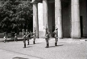 Berlin: Ost; Wachablösung am Ehrenmal