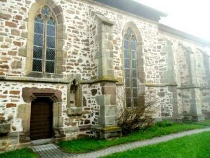 Dagobertshausen-Evangelische Kirche - Langhaus (im Kern gotisch - spätere Überarbeitungen) über Traufseite Süd mit Strebepfeilern und Chor