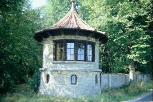 Umfassungsmauer der Schlossparkanlage mit Pavillon