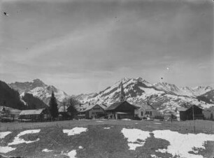 Riezlern : Blick auf die Ortsmitte von Riezlern mit katholischer Kirche