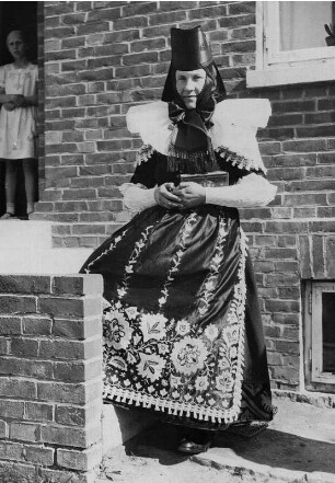 Lindhorst. Junges Mädchen in Schaumburger Tracht. Sie ist fertig zum Kirchgang