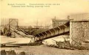 Zerstörte Eisenbahnbrücke in der französischen Stadt Rethel