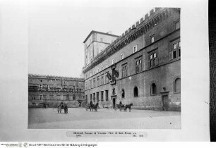 Serie von Fotografien aus der Kampagne von John Henry Parker, Historical photographs: A catalogue of three thousand three hundred photographs of antiquities in Rome and Italy, London 1879, Rom, Palazzo Venezia vor der Versetzung des Palazzetto Venezia, Ostfassade