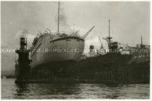 Das KDF-Schiff "Robert Ley" auf dem Trockendock im Hamburger Hafen