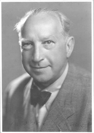 Theodor Blumer (1881-1964; Komponist, Dirigent). Fotografie (Weltpostkarte mit Atelierstempel und Widmung verso) von Photo Klewer, Danzig 1943