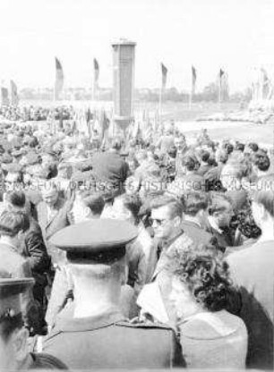 Besucher bei der Einweihung der Nationalen Mahn- und Gedenkstätte Sachsenhausen