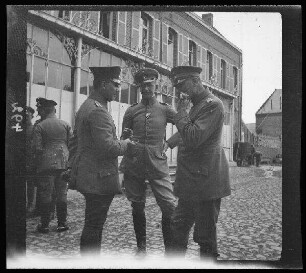 Fresnes-les-Montauban (Dep. Pas-de-Calais, Frankreich): Hauptmann Gaul, Hauptmann Eigl und Leutnant Förster in einem Hof