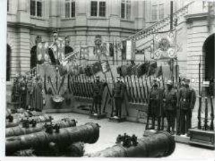 Ausstellung von Kriegsbeute vom Polen- und Frankreichfeldzug im Lichthof des Berliner Zeughauses