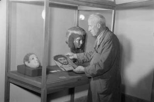 Staatliche Museen, ägyptische Abteilung Restaurator Rudolf Kuhn bei der Arbeit