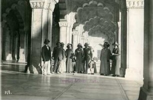 Touristen, wohl im Goldenen Pavillon im Fort von Agra : Weltreisen. Indien. Touristen, wohl im Goldenen Pavillon im Fort von Agra