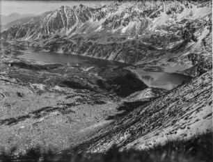 Gebirgssee : Blick über ein Gebirgstal mit See