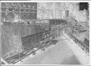 Staustufe Schweinfurt. Straßenbrücke. Neue Ufermauer oberstrom des Widerlagers 1. Schweinfurter Pegel = 52 cm.
