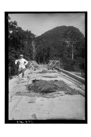 Brückenbau : Südthailand. Brückenbau, Kurt Beyer auf einer im Bau befindlichen Brücke