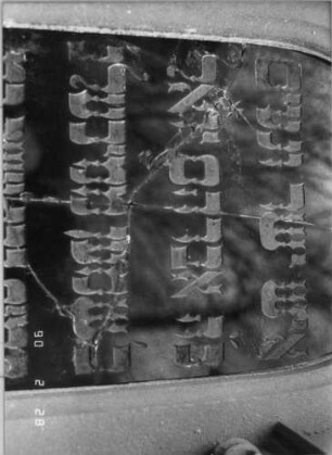 Grabstein 54 (Index: 100114898) Material: Sandstein und polierter Granit Zustand: Stele verrutscht, Texttafel mehrfach zerbrochen und repariert Maße HxBxT: 263x71x36 cm Beschreibung: Ädikula mit gestuftem Sockel auf Rustikasockel, eingezogener Spitzgiebel mit Akroteren und Laubdekor, eingesetzte Texttafel: Grabstein 54B