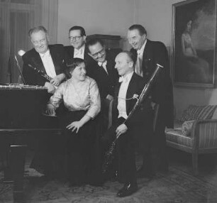 Gruppenaufnahme vom Bläserquintett und Pianistin Gudrun Brandner-Siegert der Staatskapelle (Prof. Rucker)