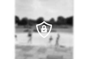 Freibad: Reeshoop: Planschbecken mit spielenden Kindern, mit Ball, Schwimmreifen, Gießkanne, Erwachsener: Springbrunnen: Bank, Papierkorb: hinten Nichtschwimmerbecken mit Rutsche: Liegewiese: hinten Mitte Filterhaus