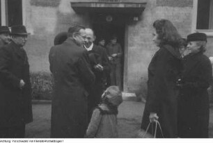 Dresden, Gruna, Falkensteinplatz. Einzug der ersten Mieter, der Familie Voigt, in den wiederaufgebauten Wohnblock, Anwesend u.a. Oberbürgermeister Weidauer, 16. November 1949