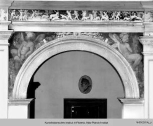 Hirschjagd; Putten mit Zweigen - Ausschmückung des Hofes mit Fresken und Terrakottareliefs
