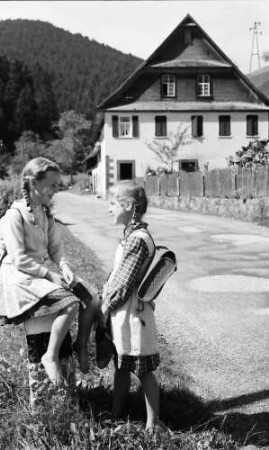 Schapbach: Zwei Schulkinder barfuß auf dem Schulweg bei Schapbach
