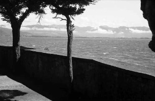 Lindau: Blick auf Schweizer Ufer, Vordergrund Mauer