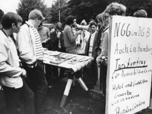 Hamburg. Protest der NGG-Jugend (Gewerkschaft Nahrung-Genuss-Gaststätten) für einen Tarifvertrag für Auszubildende 1971