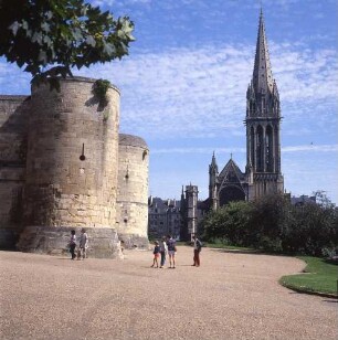 Frankreich. Caen. Blick von der Burg auf die Pfarrkirche Saint Pierre (13.-16. Jh.)