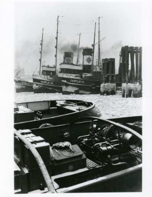 Hamburg. Der Hafen im Winter. Schlepper liegen im vereisten Hafenbecken