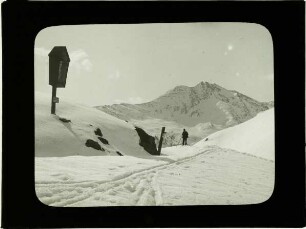 Wegkreuz, Skibergsteiger mit Spur