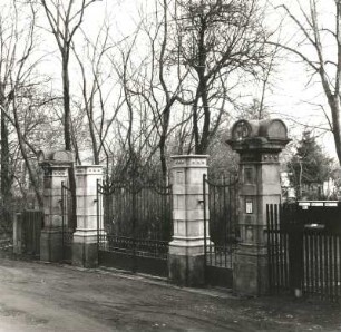 Böhlen-Großdeuben, Hauptstraße 3. Villa (um 1896). Toranlage