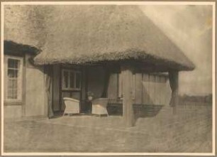 Sethe-Hof, Hiddensee-Kloster: Aussenansicht Terrasse mit reetgedeckter Überdachung