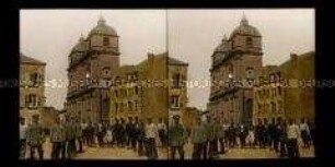 Soldaten auf dem Marktplatz mit St. Martinskirche, Montmedy
